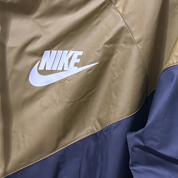 Nike Women’s Jacket Black/Olive Green (L) - Picture 2 of 15